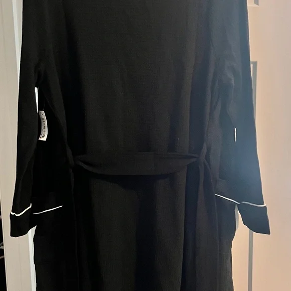 Black Robe - Picture 4 of 4